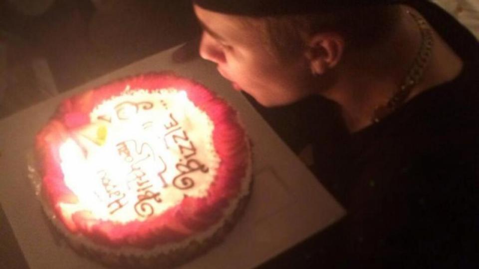 Justin Bieber s narozeninovým dortem